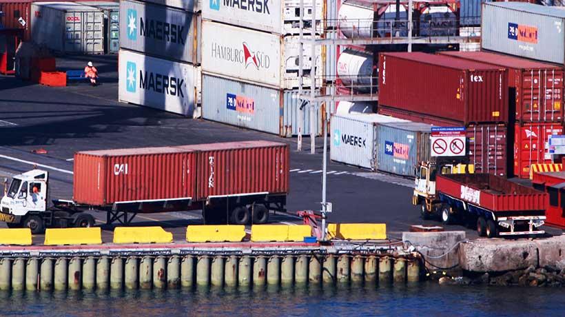 Contenedores en puerto para comercio exterior